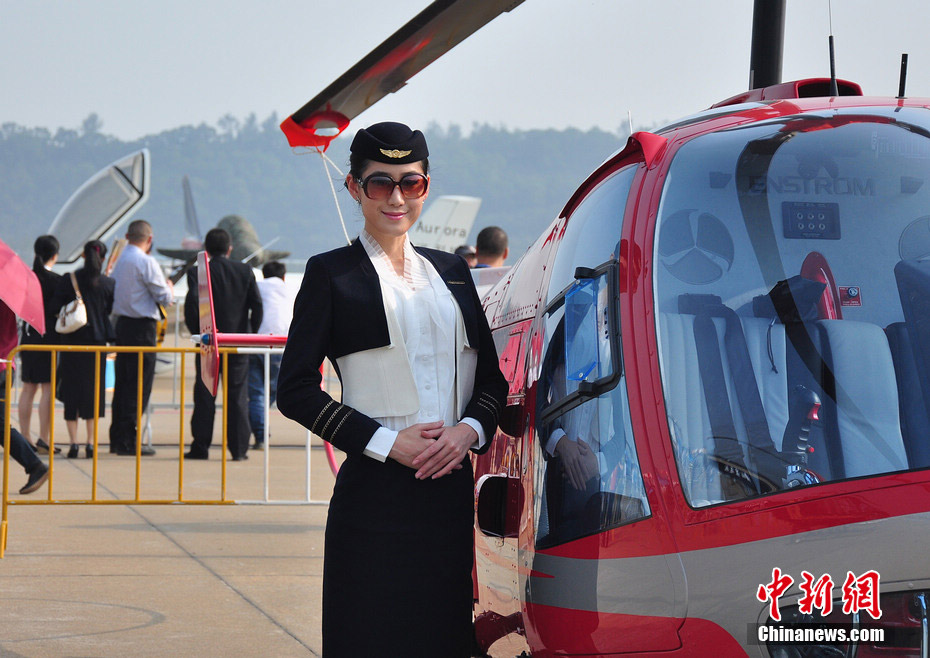Cool aircraft, amazing aerobatic flights and beautiful models are the most attractive combination at the Airshow China 2012, which kicked off in south China’s Zhuhai on Nov. 13, 2012.(Chinanews.com/Chen Haifeng)