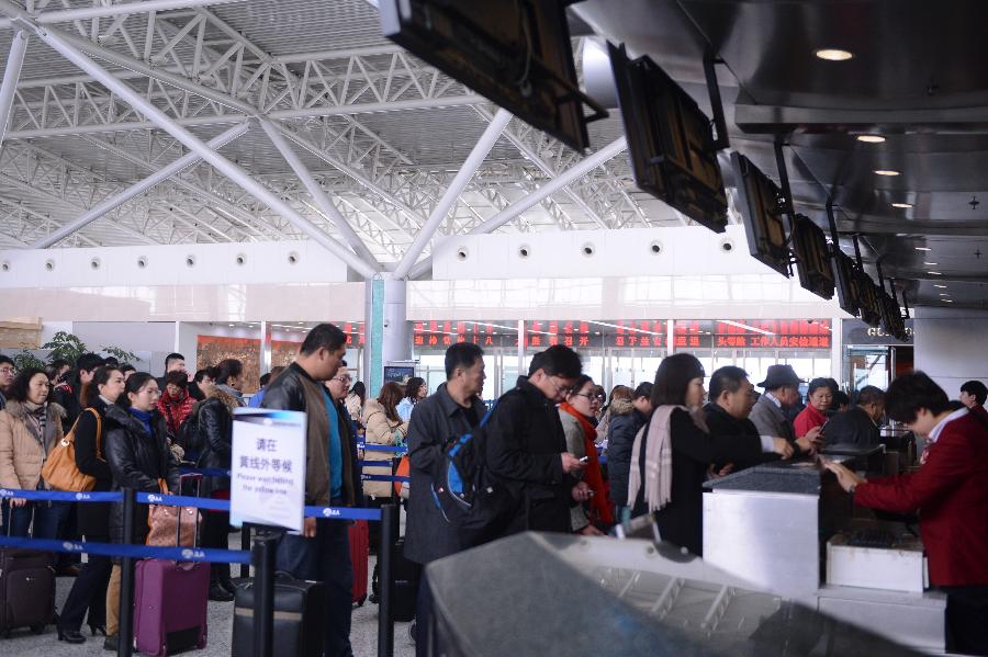 Passengers wait in line to check in in Changchun Longjia International Airport in Changchun, capital of northeast China's Jilin Province, Nov. 14, 2012. Most of flights departing from and arriving at the airport were not affected by the heavy snowstorm that precipitated from Sunday until Tuesday. (Xinhua/Lin Hong) 