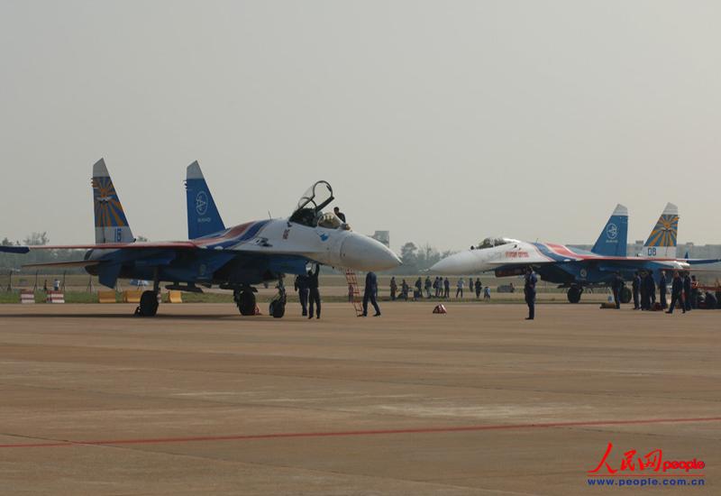 The Russian Knights aerobatic demonstration team of the Russian Air Force gives spectacular performances with five Sukhoi Su-27 fighters on November 12 in Zhuhai city in south China’s Guangdong province. (People’s Daily Online/ Yan Jiaqi)