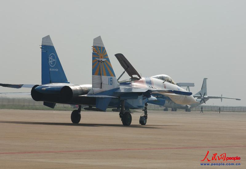 The Russian Knights aerobatic demonstration team of the Russian Air Force gives spectacular performances with five Sukhoi Su-27 fighters on November 12 in Zhuhai city in south China’s Guangdong province. (People’s Daily Online/ Yan Jiaqi)