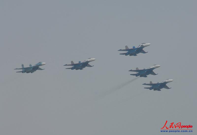 The Russian Knights aerobatic demonstration team of the Russian Air Force gives spectacular performances with five Sukhoi Su-27 fighters on November 12 in Zhuhai city in south China’s Guangdong province. (People’s Daily Online/ Yan Jiaqi)