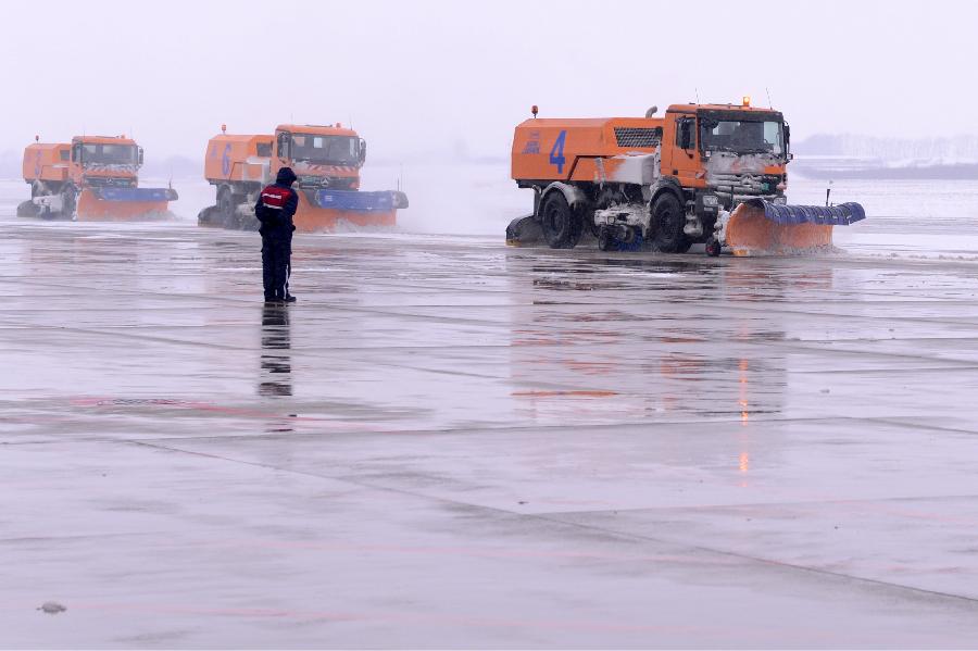 Bulldozers clean snow in Changchun Longjia International Airport in Changchun, capital of northeast China's Jilin Province, Nov. 14, 2012. Most of flights departing from and arriving at the airport were not affected by the heavy snowstorm that precipitated from Sunday until Tuesday. (Xinhua/Lin Hong) 
