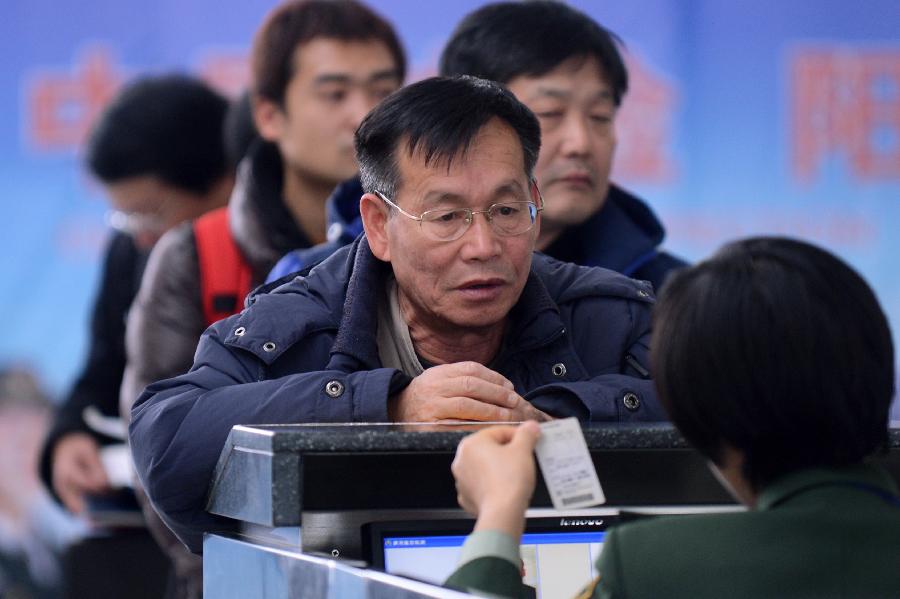 Passengers wait in line to pass through customs in Changchun Longjia International Airport in Changchun, capital of northeast China's Jilin Province, Nov. 14, 2012. Most of flights departing from and arriving at the airport were not affected by the heavy snowstorm that precipitated from Sunday until Tuesday. (Xinhua/Lin Hong) 