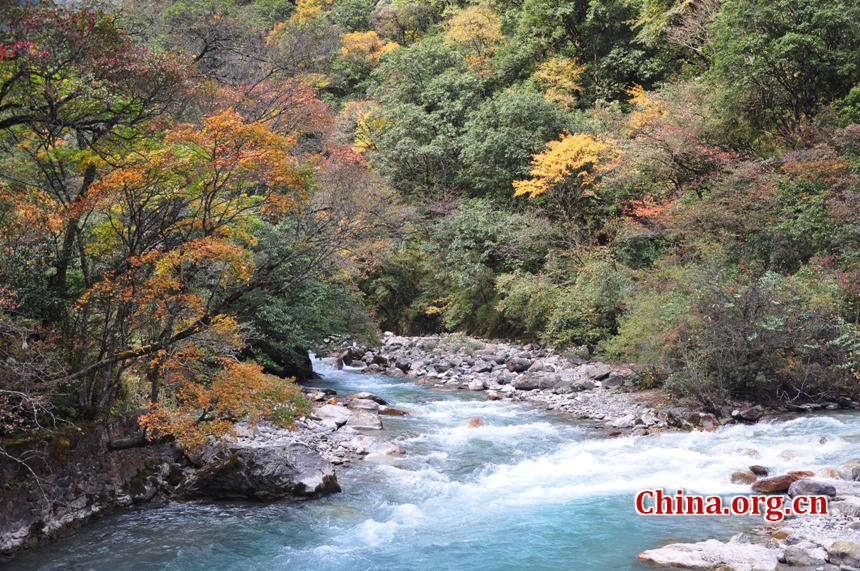 Located in Longdong Town, Baoxing County, Ya'an city, Sichuan province, Dongla Mountain Grand Canyon is one of the most famous attractions in Sichuan Province. The beautiful scenery of Dongla Mountain Grand Canyon in the early winter has attracted many tourists. (Photo by Chen Xiangzhao / China.org.cn)