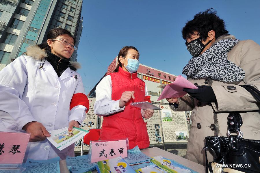 Nurses introduce the method to prevent diabetes during a free clinic service in Yinchuan,capital of northwest China's Ningxia Hui Autonomous Region, Nov. 14, 2012. An activity of free clinic service was held by Ningxia Chinese Medicine Hospital to welcome the World Diabetes Day on Wednesday. (Xinhua/Peng Zhaozhi)  