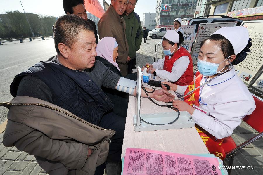 Nurses check the blood pressure for citizens during a free clinic service in Yinchuan,capital of northwest China's Ningxia Hui Autonomous Region, Nov. 14, 2012. An activity of free clinic service was held by Ningxia Chinese Medicine Hospital to welcome the World Diabetes Day on Wednesday. (Xinhua/Peng Zhaozhi)  