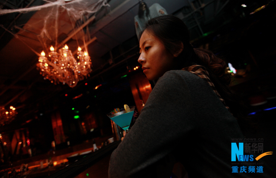 Nini passes her night in World Shark Club in Chongqing on Oct. 31, 2012.