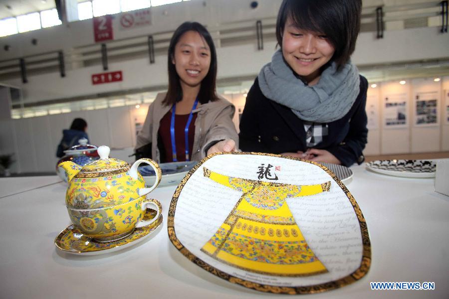 Visitors look at artworks presented on the China Creative Design Exhibition 2012 in Beijing, capital of China, Nov. 14, 2012. Nearly 30 top designers from more than 10 countries and regions took part in the exhibition from Nov. 14 to Nov. 16, 2012. (Xinhua)