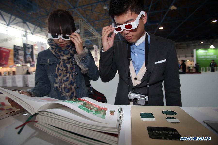 Visitors look at artworks presented on the China Creative Design Exhibition 2012 in Beijing, capital of China, Nov. 14, 2012. Nearly 30 top designers from more than 10 countries and regions took part in the exhibition from Nov. 14 to Nov. 16, 2012. (Xinhua) 