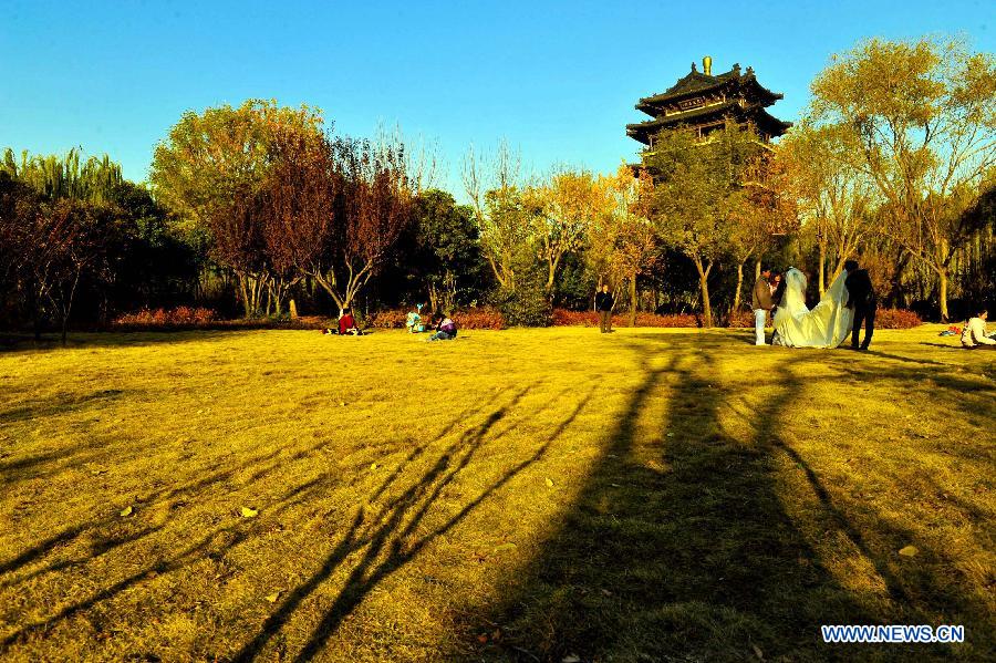 Citizens visit the Daming Lake, a scenic spot in Jinan, capital of east China's Shandong Province, Nov. 14, 2012. (Xinhua/Guo Xulei)