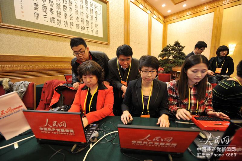 Journalists cover new CPC leaders' press meeting at the scene of the meeting in Beijing, capital of China, Nov. 14, 2012. Top leaders of the Communist Party of China (CPC) will meet with reporters Thursday morning. (Xinhua/Li Xin)