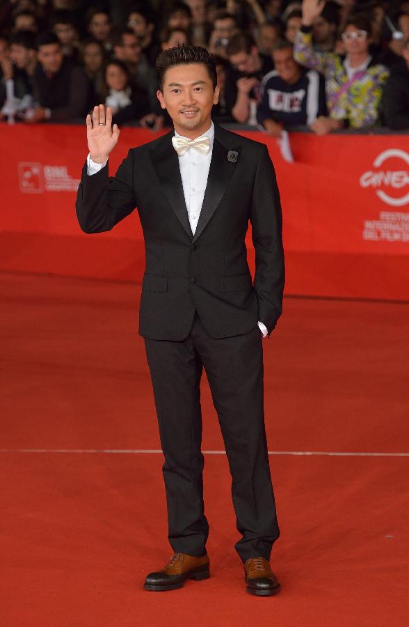 Chinese film actor Alec Su poses on the red carpet at the 7th Rome Film Festival in Rome, capital of Italy, Nov. 14, 2012. (Xinhua/Wang Qingqin)