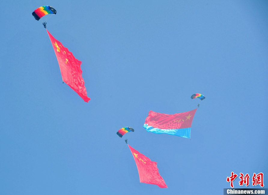 Photo taken on Nov. 13, shows paratroopers of the Bayi Parachute Team of PLA Air Force staging a fascinating skydiving performance at Airshow China 2012, in south China’s Zhuhai. (Chinanews.com/Ke Xiaojun) 