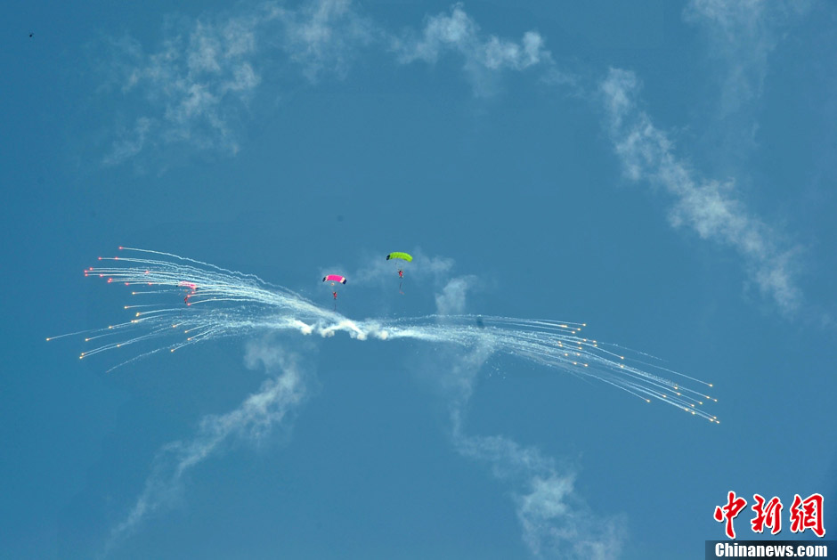 Photo taken on Nov. 13, shows paratroopers of the Bayi Parachute Team of PLA Air Force staging a fascinating skydiving performance at Airshow China 2012, in south China’s Zhuhai. (Chinanews.com/Ke Xiaojun) 