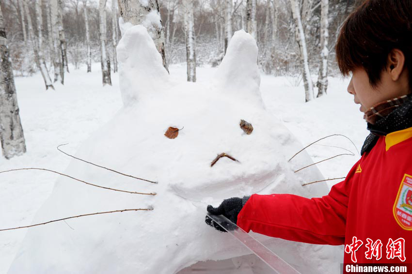 People make a "totoro" snowman in Changchun on Nov. 14 2012. The snow brought a lot of fun for residents in Changchun. (Chinanews/Zhangyao)
