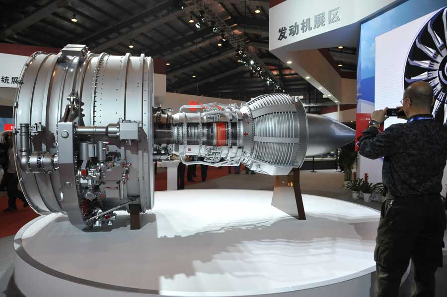 People watch 1:1 metal model of high bypass ratio turbofan engine at AVIC exhibition on November 14. (Photo/Xinhua)