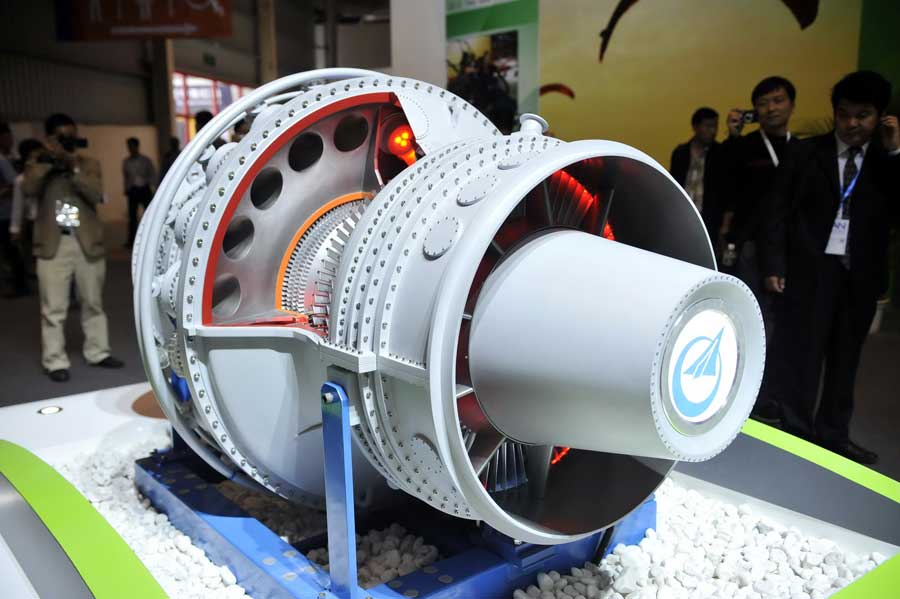 People watch 1:4 metal model of low calorific value of fuel R0110 gas turbine at AVIC exhibition on November 14. (Photo/Xinhua)