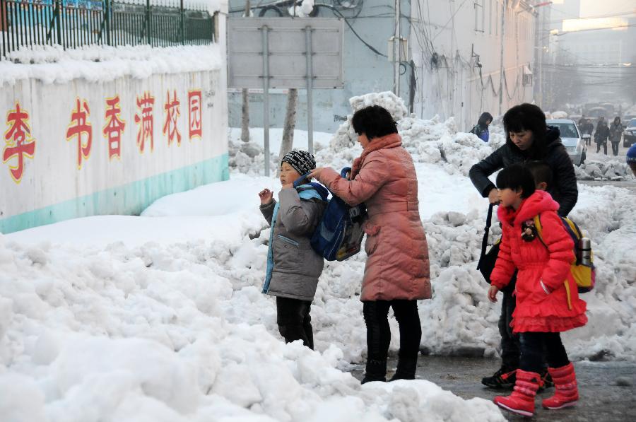 Children go to school in Hegang, northeast China's Heilongjiang Province, Nov. 15, 2012. Students in primary and middle schools in Hegang were back to class on Thursday after two to three days' break which resulted from the heavy snowstorm that hit the city since last Sunday. (Xinhua/Wang Kai) 