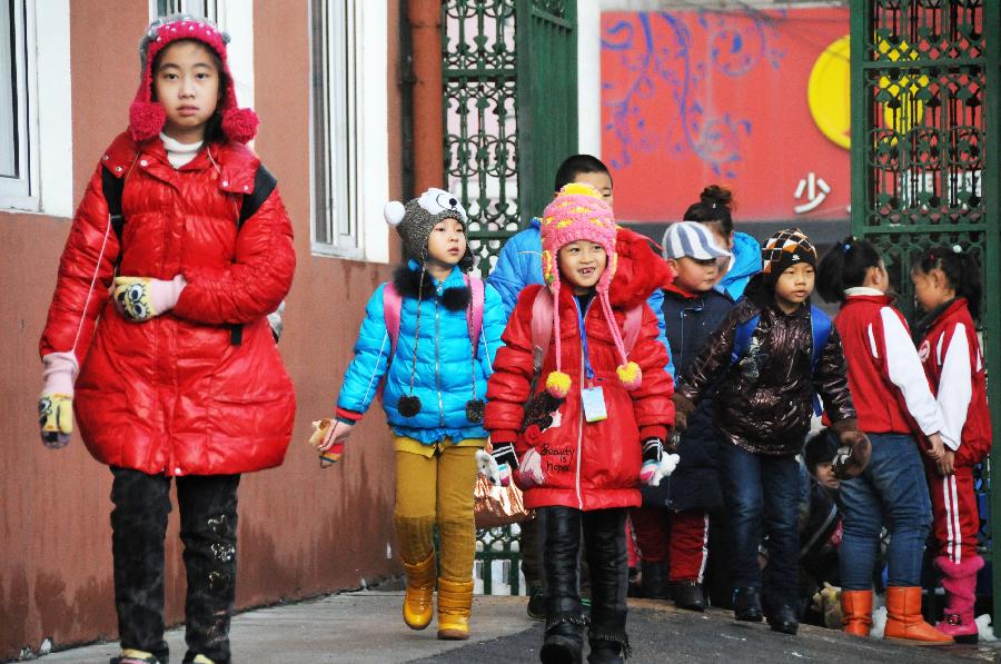 Students arrive at school for classes in Hegang, northeast China's Heilongjiang Province, Nov. 15, 2012. Students in primary and middle schools in Hegang were back to class on Thursday after two to three days' break which resulted from the heavy snowstorm that hit the city since last Sunday. (Xinhua/Wang Kai) 