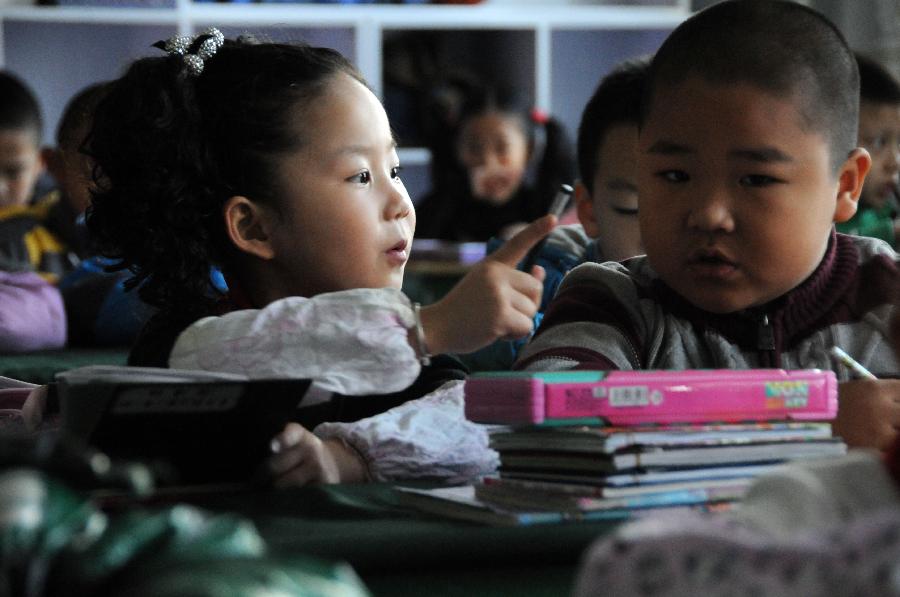 Students have class at a primary school in Hegang, northeast China's Heilongjiang Province, Nov. 15, 2012. Students in primary and middle schools in Hegang were back to class on Thursday after two to three days' break which resulted from the heavy snowstorm that hit the city since last Sunday. (Xinhua/Wang Kai) 