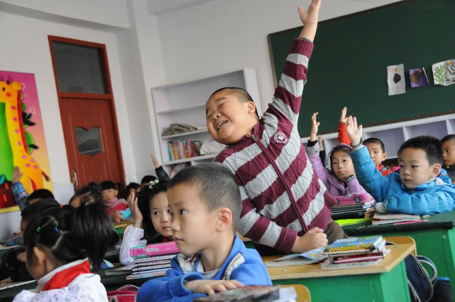 Students have class at a primary school in Hegang, northeast China's Heilongjiang Province, Nov. 15, 2012. Students in primary and middle schools in Hegang were back to class on Thursday after two to three days' break which resulted from the heavy snowstorm that hit the city since last Sunday. (Xinhua/Wang Kai) 