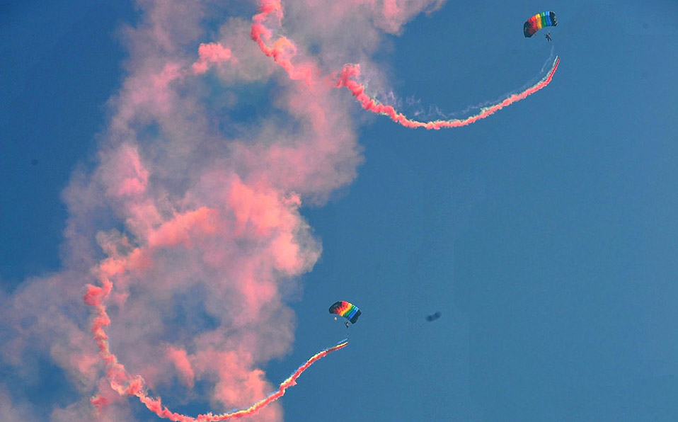 PLA Air Force stages skydiving performance