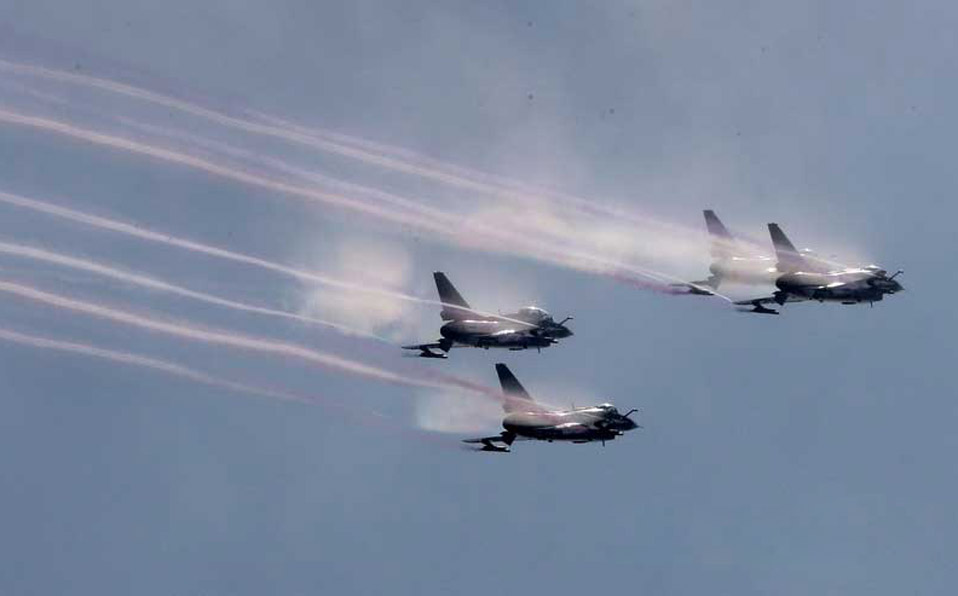 PLA Aerobatic Team gives warm-up performance (II)