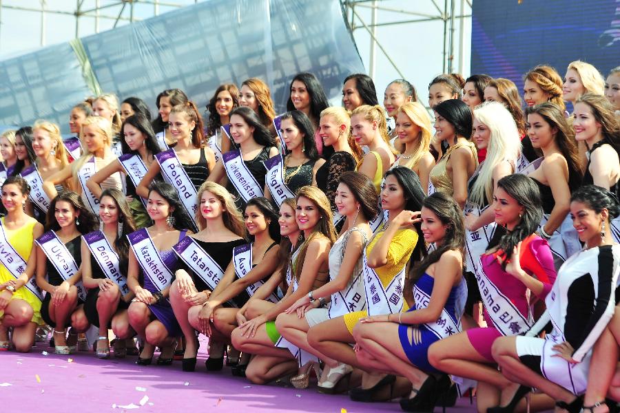 Yacht models pose for a group photo during the 2nd Sanya Intenational Ocean Culture Festival in Sanya, south China's Hainan Province, Nov. 15, 2012. The 4-day festival kicked off here on Thursday. (Xinhua/Hou Jiansen)