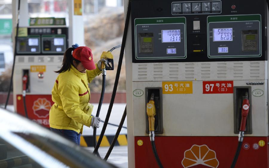 A worker works at a gas station in Yinchuan, capital of northwest China's Ningxia Hui Autonomous Region, Nov. 15, 2012. China will cut the retail prices of gasoline by 310 yuan (49.2 U.S. dollars) and diesel by 300 yuan per tonne starting from Friday, the National Development and Reform Commission (NDRC), the country's top economic planner, said Thursday. (Xinhua/Wang Peng) 