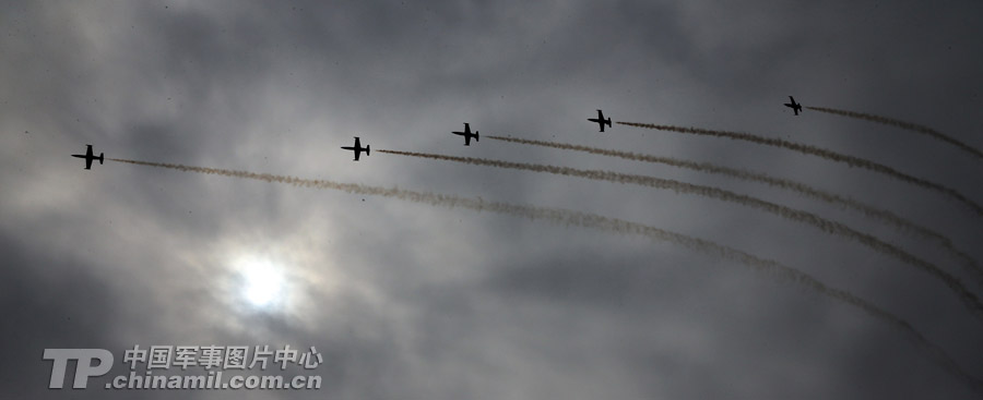 Photo shows the unique performance made by Breitling Jet Team during the 9th China International Aviation and Aerospace Exhibition which kicked off on November 12 in Zhuhai, Guangdong province. (China Military Online/ Qiao Tianfu)