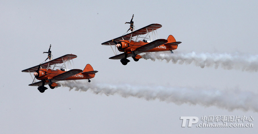 Photo shows the unique performance made by Breitling Jet Team during the 9th China International Aviation and Aerospace Exhibition which kicked off on November 12 in Zhuhai, Guangdong province. (China Military Online/ Qiao Tianfu)