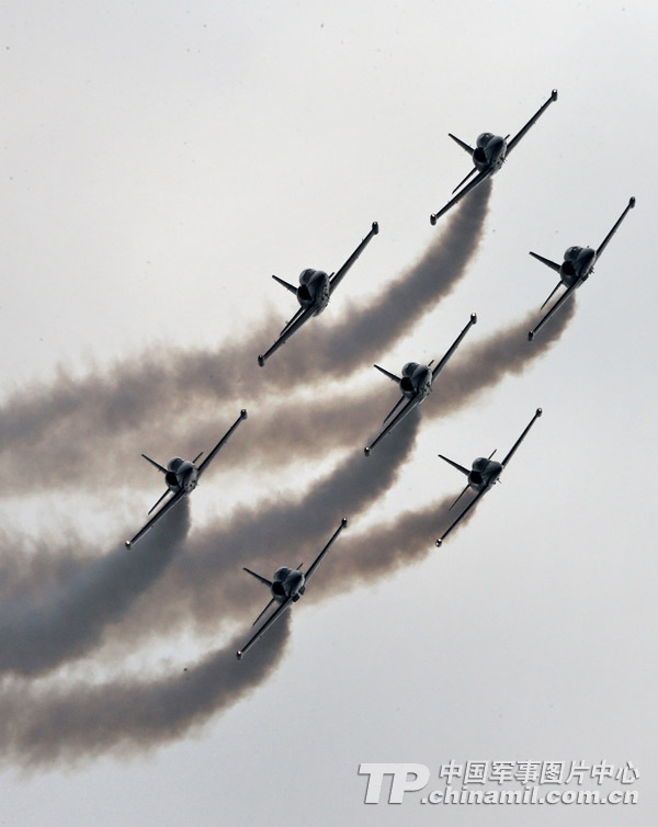Photo shows the unique performance made by Breitling Jet Team during the 9th China International Aviation and Aerospace Exhibition which kicked off on November 12 in Zhuhai, Guangdong province. (China Military Online/ Qiao Tianfu)