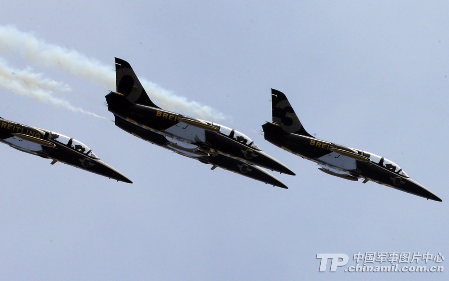 Photo shows the unique performance made by Breitling Jet Team during the 9th China International Aviation and Aerospace Exhibition which kicked off on November 12 in Zhuhai, Guangdong province. (China Military Online/ Qiao Tianfu)