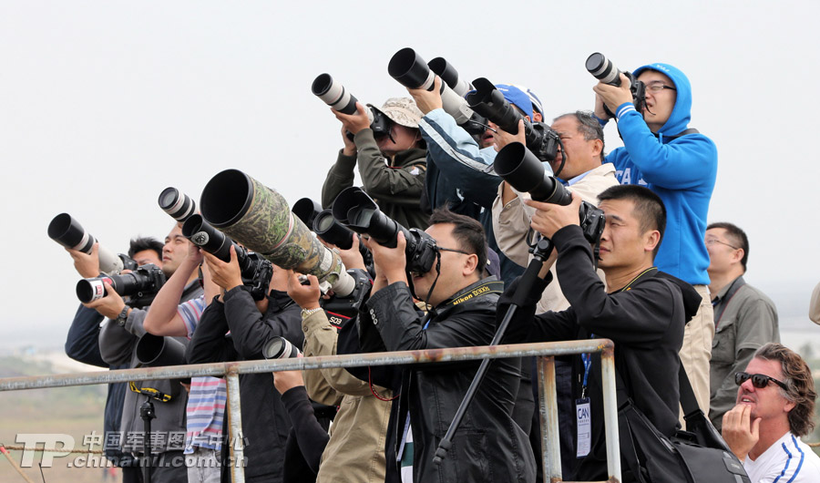 Photo shows the journalists covering the 9th China International Aviation and Aerospace Exhibition which kicked off on November 12 in Zhuhai, Guangdong province. (China Military Online/ Qiao Tianfu)