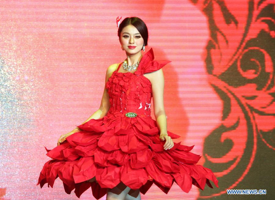 A contestant presents dress made of Chinese rice paper during a miss tourism contest in Jiajiang County of Leshan City, southwest China's Sichuan Province, Nov. 15, 2012. (Xinhua/Liu Hai) 