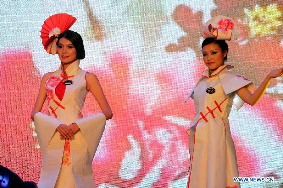 Two contestants present dresses made of Chinese rice paper during a miss tourism contest in Jiajiang County of Leshan City, southwest China's Sichuan Province, Nov. 15, 2012. (Xinhua/Liu Hai) 