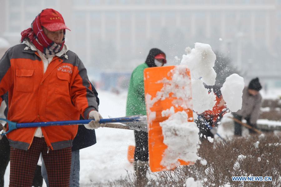 Sanitation workers clear snow in Changchun, capital of northeast China's Jilin Province, Nov. 16, 2012. A snowfall hit central and eastern Jilin on Friday. (Xinhua/Lin Hong) 