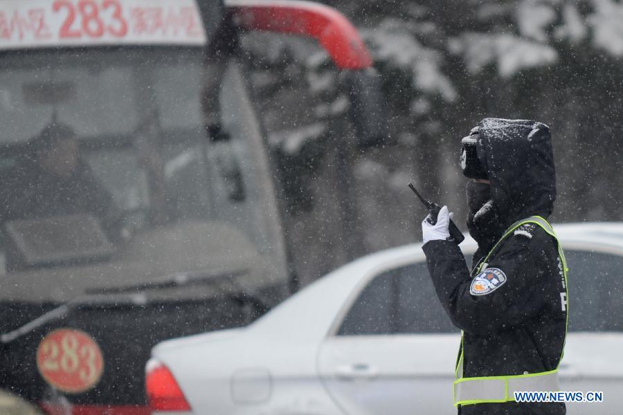A traffic policeman is seen in snow in Changchun, capital of northeast China's Jilin Province, Nov. 16, 2012. A snowfall hit central and eastern Jilin on Friday. (Xinhua/Lin Hong) 