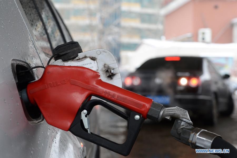 A vehicle is fueled at a gas station in Changchun, capital of northeast China's Jilin Province, Nov. 16, 2012. China cut the retail prices of gasoline by 310 yuan (49.2 U.S. dollars) and diesel by 300 yuan per tonne starting from Friday. The move, following two consecutive rises, was the fourth such cut this year. It was made in response to recent crude price fluctuations on the global market, according to the National Development and Reform Commission (NDRC), the country's top economic planner. (Xinhua/Lin Hong)