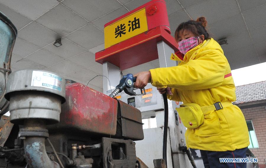 A worker fuels a farm vehicle at a gas station in Dalian City, northeast China's Liaoning Province, Nov. 16, 2012. China cut the retail prices of gasoline by 310 yuan (49.2 U.S. dollars) and diesel by 300 yuan per tonne starting from Friday. The move, following two consecutive rises, was the fourth such cut this year. It was made in response to recent crude price fluctuations on the global market, according to the National Development and Reform Commission (NDRC), the country's top economic planner. (Xinhua/Dong Hui)