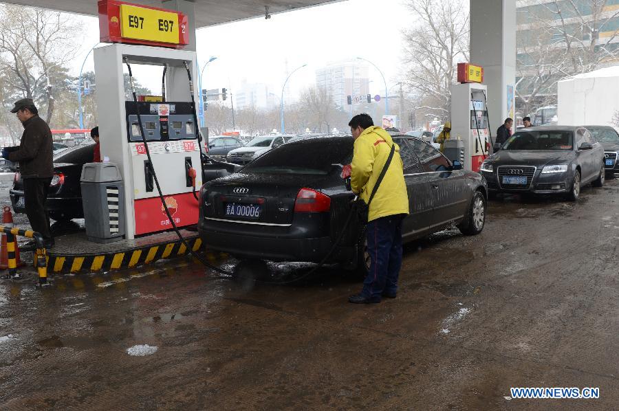 A worker fuels a car at a gas station in Changchun, capital of northeast China's Jilin Province, Nov. 16, 2012. China cut the retail prices of gasoline by 310 yuan (49.2 U.S. dollars) and diesel by 300 yuan per tonne starting from Friday. The move, following two consecutive rises, was the fourth such cut this year. It was made in response to recent crude price fluctuations on the global market, according to the National Development and Reform Commission (NDRC), the country's top economic planner. (Xinhua/Lin Hong)