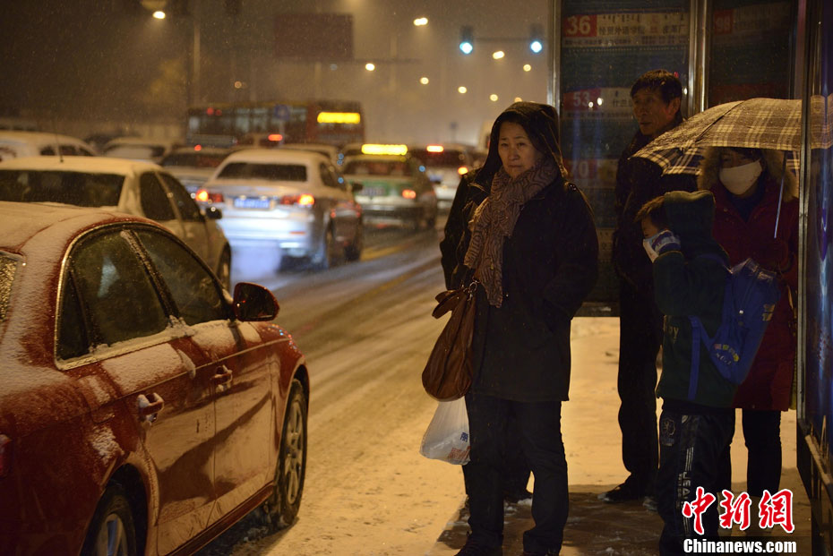 Pictures shows parents picking up children after school in snow in Hohhot on Nov. 15, 2012.(Chinanews/Liu Wenhua)