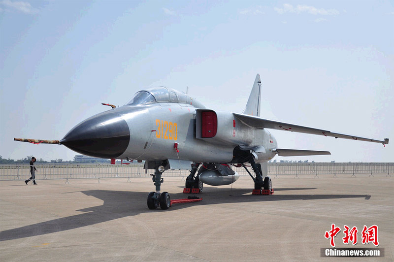 Photo shows JH-7 bomber exhibited at Airshow China 2012. (Chinanews.com/ Chen Haifeng)