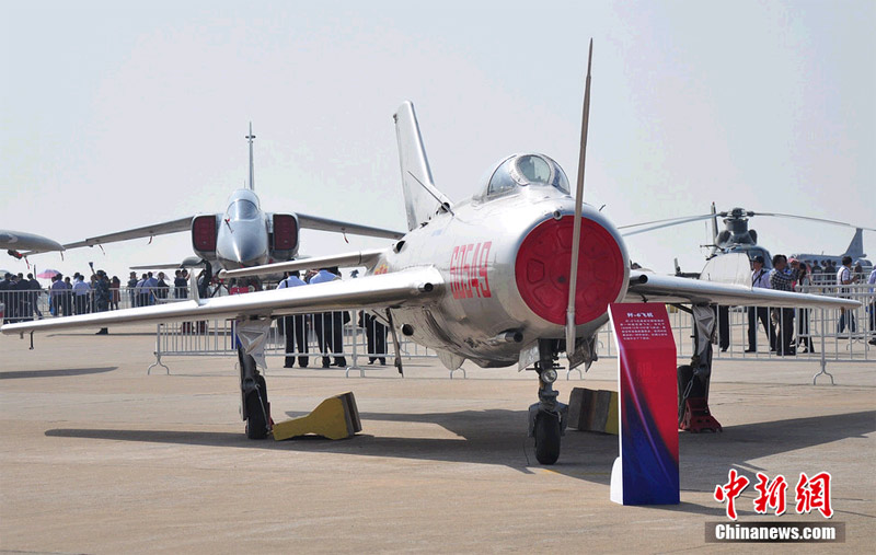 Photo shows J-6 jet fighter exhibited at Airshow China 2012. (Chinanews.com/ Chen Haifeng)