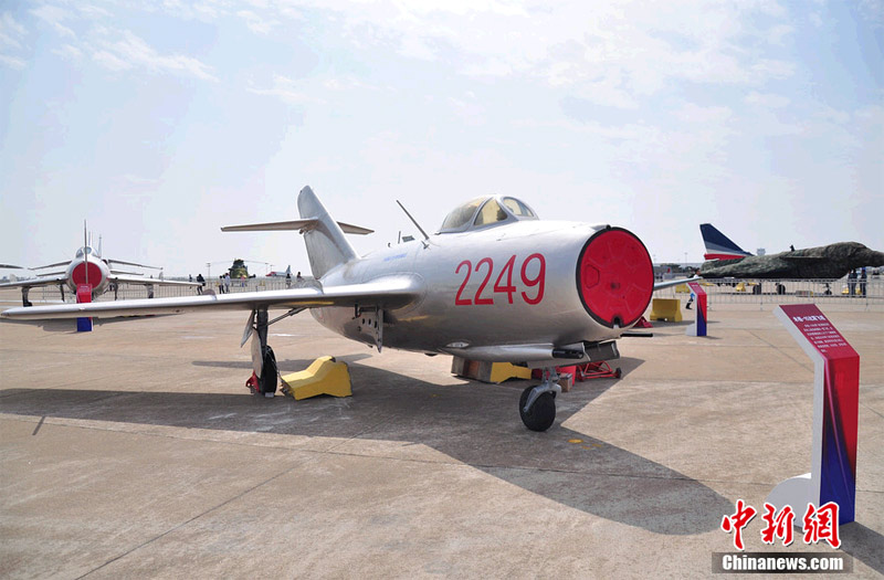Photo shows the MiG-15bis jet fighter exhibited at Airshow China 2012. (Chinanews.com/ Chen Haifeng)