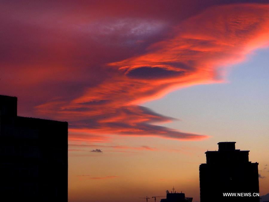 Photo taken on Nov. 16, 2012 shows flaming clouds at sunset in Beijing, capital of China. (Xinhua/Li Wenming)