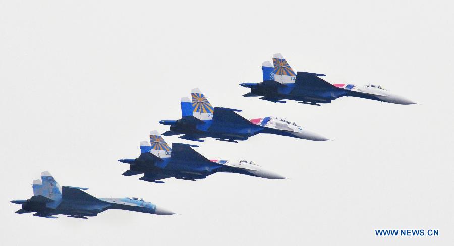 Su-27 fighter jets of Russian Knights Aerobatic Team perform during the 9th China International Aviation and Aerospace Exhibition in Zhuhai, south China's Guangdong Province, Nov. 15, 2012. (Xinhua/Gao Dianhua) 