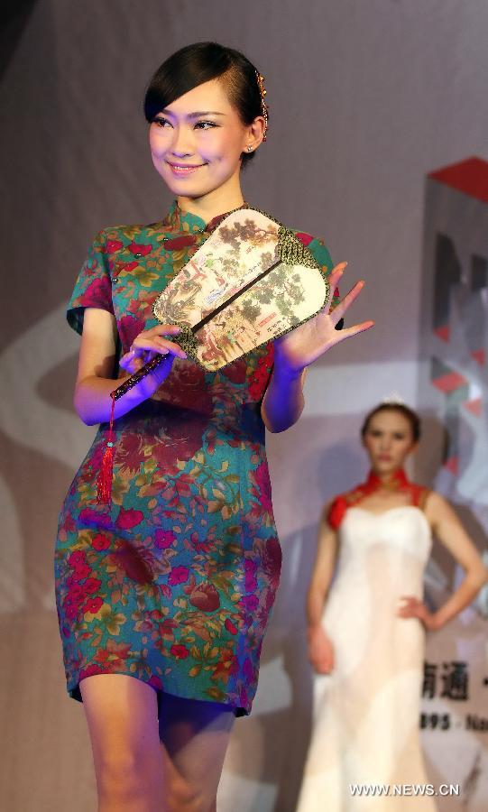 A model presents a cheongsam, a traditional Chinese women's dress also known as Qipao, at a cheongsam show in Nantong, east China's Jiangsu Province, Nov. 16, 2012. (Xinhua/Huang Zhe) 