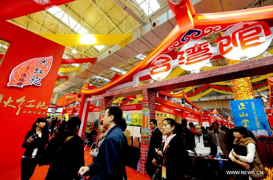 People visit the Taiwan Pavilion of the sixth cross-Strait tea expo in Wuyishan, southeast China's Fujian Province, Nov. 16, 2012. More than 500 enterprises and some 2,000 purchasers attended the tea expo that opened on Friday. (Xinhua/Zhang Guojun) 