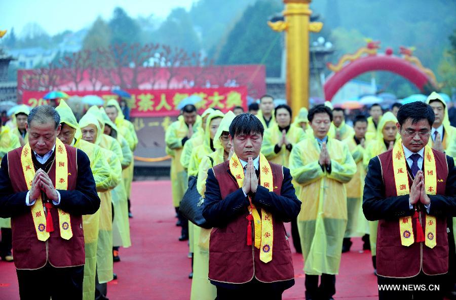 People attend a memorial ritual of the sixth cross-Strait tea expo in Wuyishan, southeast China's Fujian Province, Nov. 16, 2012. More than 500 enterprises and some 2,000 purchasers attended the tea expo that opened on Friday. (Xinhua/Zhang Guojun) 